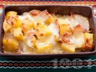Рецепта Запечени картофи с шунка, кашкавал и кисели краставички